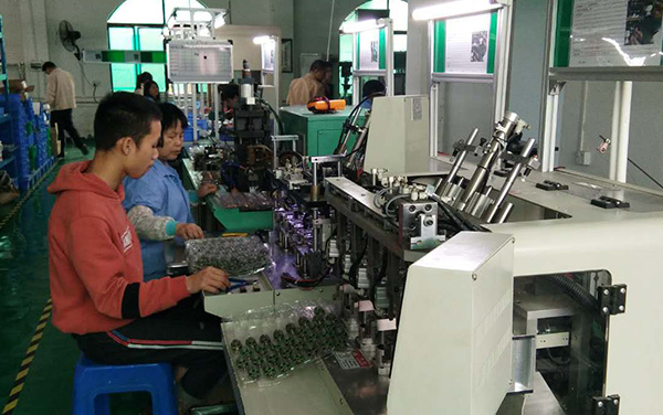 1.獨立生產(chǎn)流水線，工人上班圖