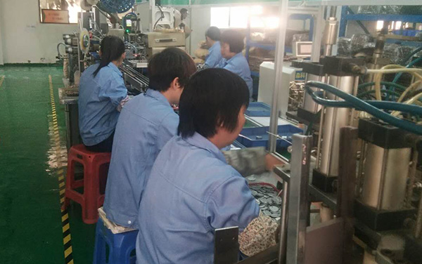 3.獨立生產(chǎn)流水線，工人上班圖