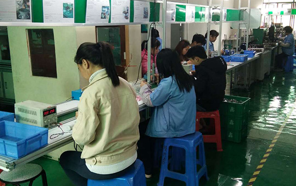 公司內景，獨立生產流水線